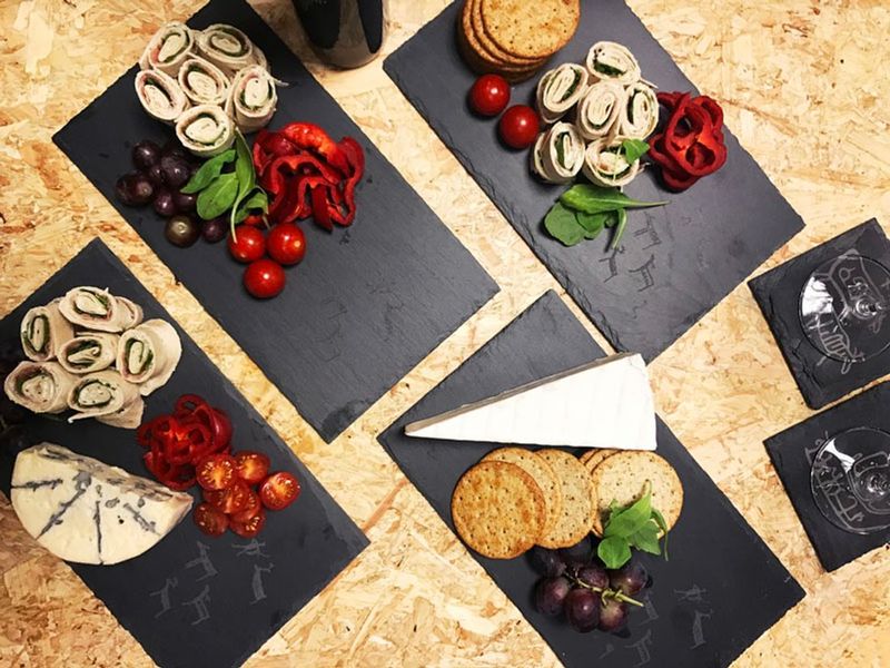 Tapasfat i skifer med runer