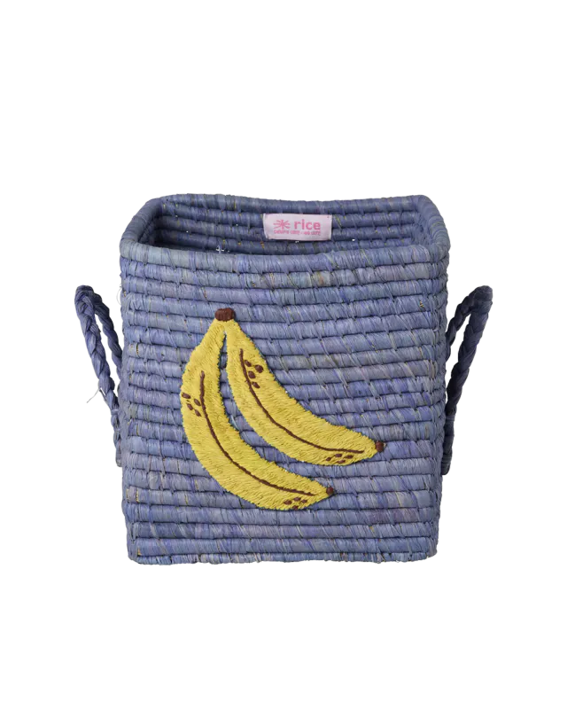 Morsom blå kurv med en stor banan 