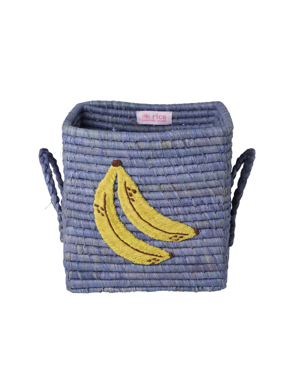 Morsom blå kurv med en stor banan 