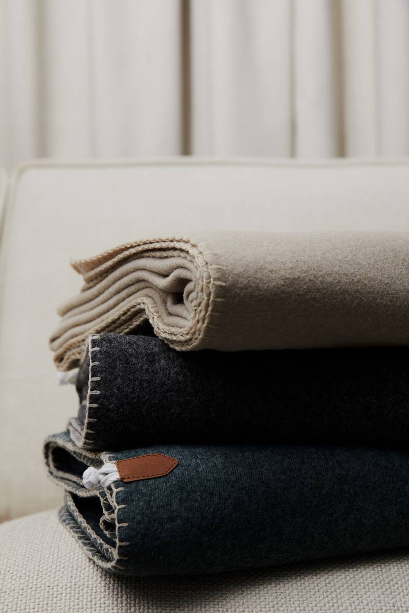 Bilton fleecepledd & poncho i beige fra Vinga Of Sweden